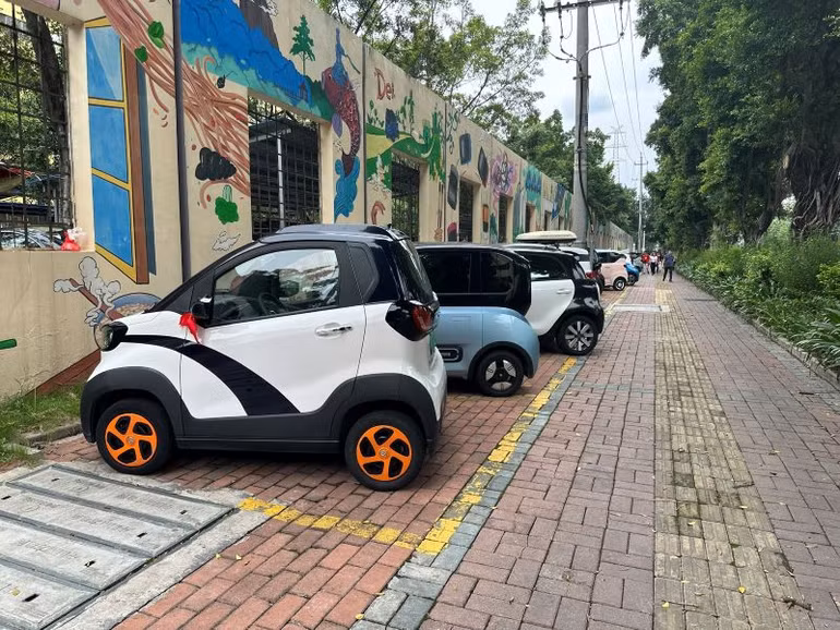 Xe điện tại điểm sạc công cộng tại thành phố Liễu Châu (Trung Quốc).