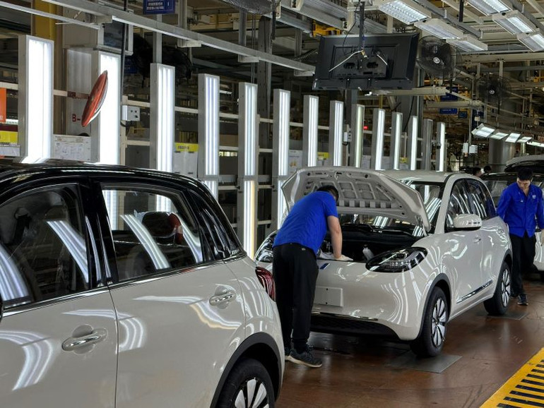 Kiểm tra sản phẩm xe điện trước khi xuất xưởng. Kiểm tra sản phẩm xe điện trước khi xuất xưởng.