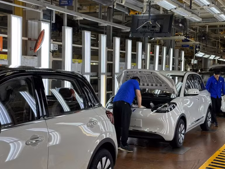 Kiểm tra sản phẩm xe điện trước khi xuất xưởng.