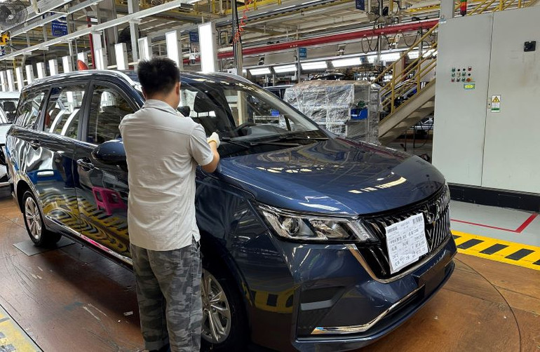 Kiểm tra sản phẩm ô-tô điện tại Nhà máy sản xuất xe điện tại Nhà máy sản xuất ô-tô của Liên doanh GM – SGMW ở thành phố Liễu Châu (Trung Quốc). Kiểm tra sản phẩm ô-tô điện tại Nhà máy sản xuất xe điện tại Nhà máy sản xuất ô-tô của Liên doanh GM – SGMW ở thành phố Liễu Châu (Trung Quốc).