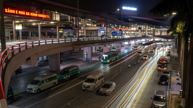 Khu vực sảnh E nhà ga T1 Nội Bài khi cắt điện thử tối 21/3.