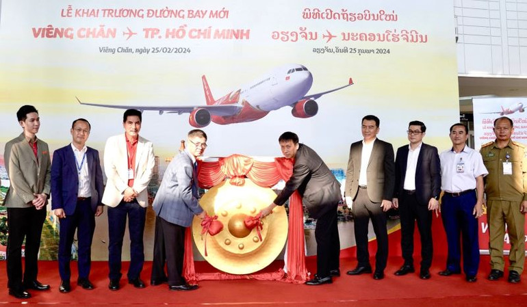 Ông Bounteng Symoon, Phó Tổng Cục trưởng Cục Hàng không dân dụng Lào và ông Nguyễn Thanh Sơn, Phó Tổng giám đốc Vietjet cùng các đại biểu thực hiện nghi thức khai trương đường bay mới tại sân bay Wattay, Vientiane, Lào. Ông Bounteng Symoon, Phó Tổng Cục trưởng Cục Hàng không dân dụng Lào và ông Nguyễn Thanh Sơn, Phó Tổng giám đốc Vietjet cùng các đại biểu thực hiện nghi thức khai trương đường bay mới tại sân bay Wattay, Vientiane, Lào.