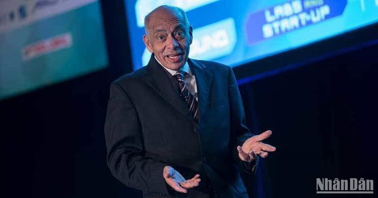 Giáo sư Nawal Taneja.