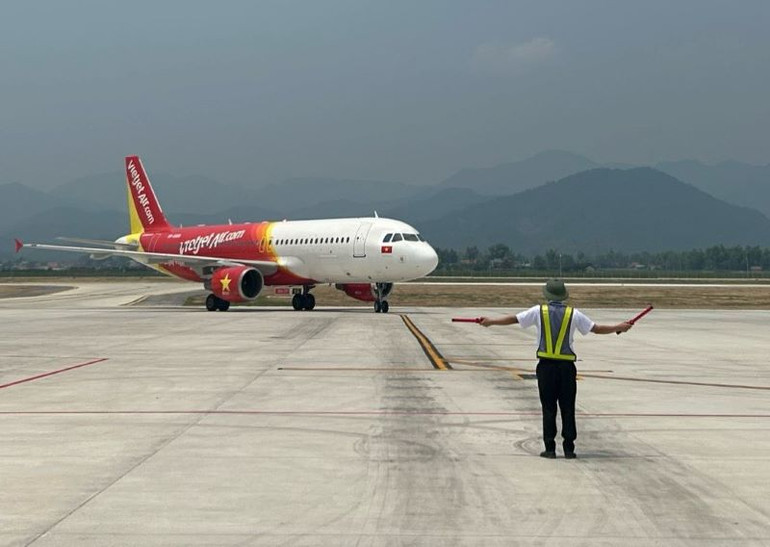 Đài Kiểm soát không lưu Điện Biên mới đã điều hành chuyến bay đầu tiên A320 VJC298 VVTS - VVDB từ Thành phố Hồ Chí Minh hạ cánh an toàn. Đài Kiểm soát không lưu Điện Biên mới đã điều hành chuyến bay đầu tiên A320 VJC298 VVTS - VVDB từ Thành phố Hồ Chí Minh hạ cánh an toàn.