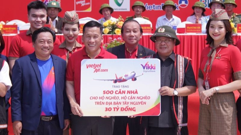 Đây là món quà được hơn 10.000 cán bộ, nhân viên Vietjet và Ngân hàng số Vikki gửi tới bà con Tây Nguyên.
