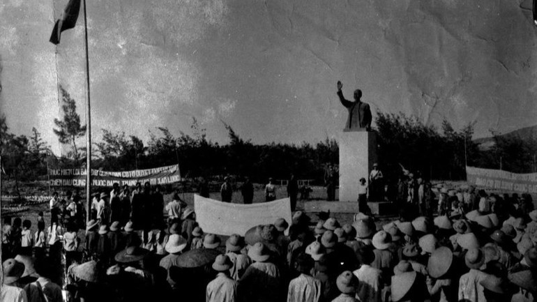 Lễ khánh thành tượng đài Bác Hồ trên đảo Cô Tô ngày 22/5/1968. (Ảnh tư liệu)