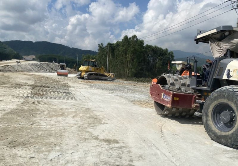 Theo đánh giá của chủ đầu tư, nhu cầu đất đắp cho dự án đường cao tốc Quảng Ngãi-Hoài Nhơn khoảng 11,25 triệu m3. Theo đánh giá của chủ đầu tư, nhu cầu đất đắp cho dự án đường cao tốc Quảng Ngãi-Hoài Nhơn khoảng 11,25 triệu m3.