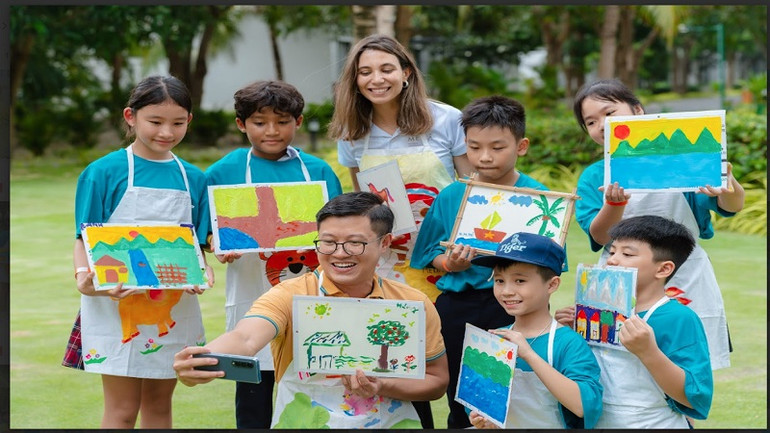 Các em nhỏ vẽ tranh trong workshop “Chia sẻ ước mơ của em”.