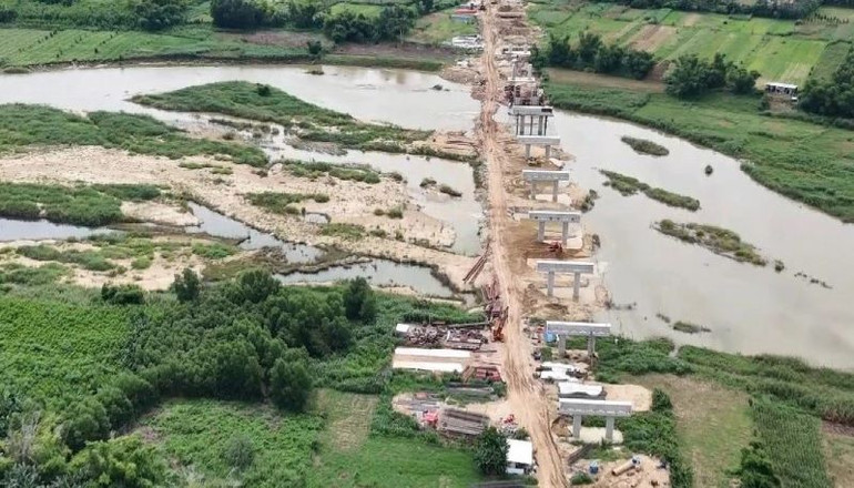 Hạng mục Cầu Sông Vệ được tập trung nhân lực, phương tiện thi công. Hạng mục Cầu Sông Vệ được tập trung nhân lực, phương tiện thi công.