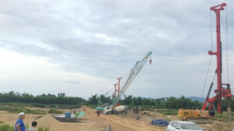 Hạng mục cầu Sông Vệ, một hạng mục lớn được Liên danh nhà thầu tập trung phương tiện, nhân lực thi công nhanh.