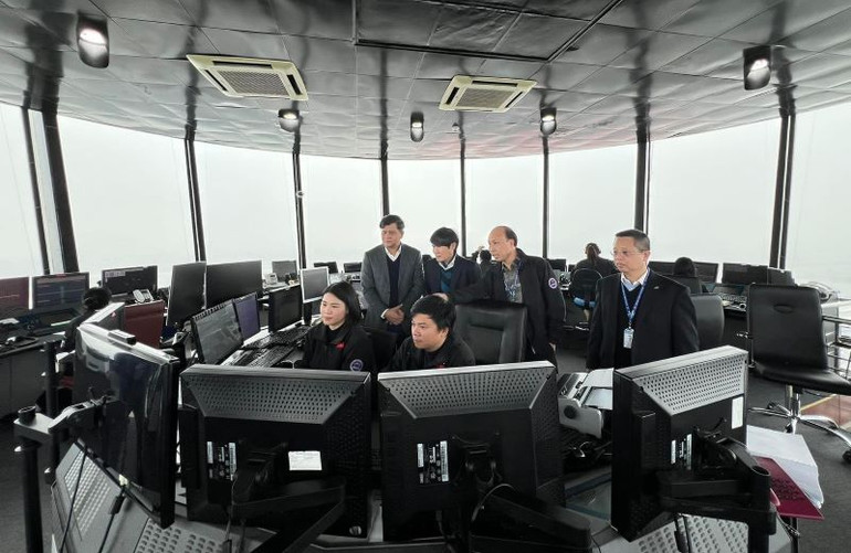 Sương mù dày đặc và trần mây thấp làm hạn chế tầm nhìn của phi công, không bảo đảm tiếp thu tàu bay, nhiều chuyến bay đã bị ảnh hưởng.