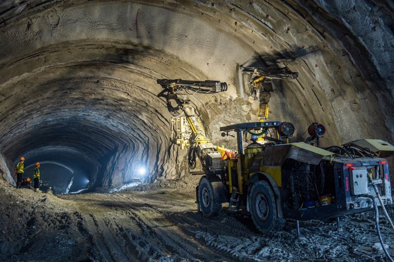 Tập đoàn Đèo Cả đã nghiên cứu, cải tiến phương pháp thi công hầm “Hệ Đèo Cả”, sử dụng 6 mũi thi công, tăng tốc tiến độ đào hầm. Tập đoàn Đèo Cả đã nghiên cứu, cải tiến phương pháp thi công hầm “Hệ Đèo Cả”, sử dụng 6 mũi thi công, tăng tốc tiến độ đào hầm.