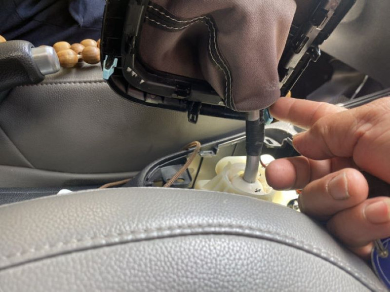 Lực lượng chức năng phát hiện công tắc phụ để gian lận cước.