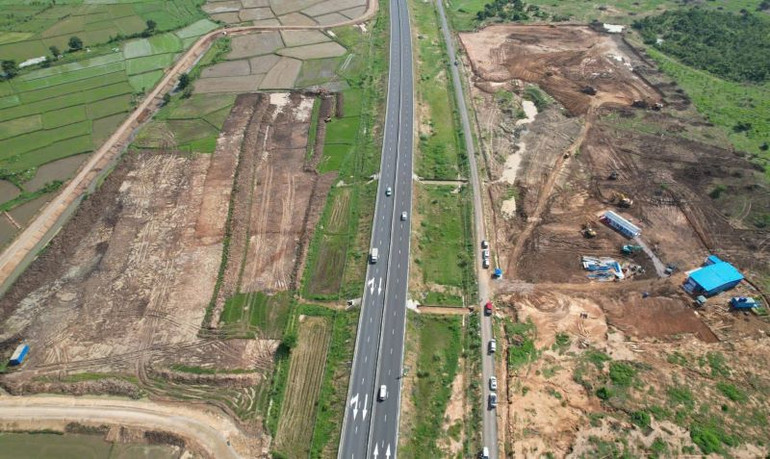 Các đơn vị thi công san gạt, thi công trạm dừng nghỉ trên tuyến cao tốc Vĩnh Hảo-Phan Thiết.