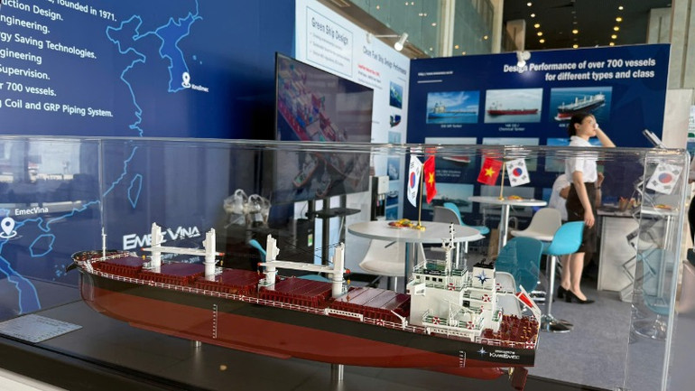 Triển lãm máy móc, thiết bị ngành hàng hải và đóng tàu Việt Nam (VIMOX) 2024 trưng bày các máy móc và thiết bị chuyên dụng, từ các giải pháp tự động hóa quy trình sản xuất đến các hệ thống giúp tiết kiệm năng lượng và bảo vệ môi trường.