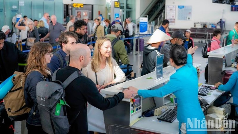 Khách bay quốc tế qua Cảng Hàng không quốc tế Nội Bài trong dịp Tết Nguyên đán dự báo sẽ tăng cao.