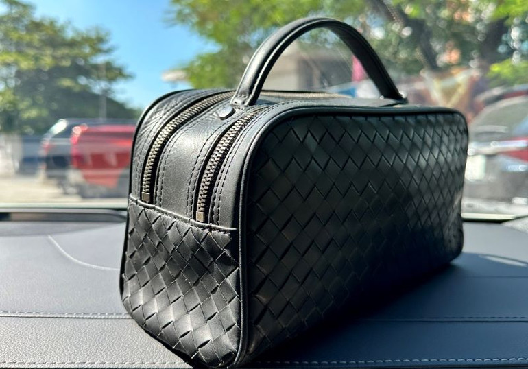 Chiếc ví của vị khách đánh rơi tại sân bay Nội Bài.