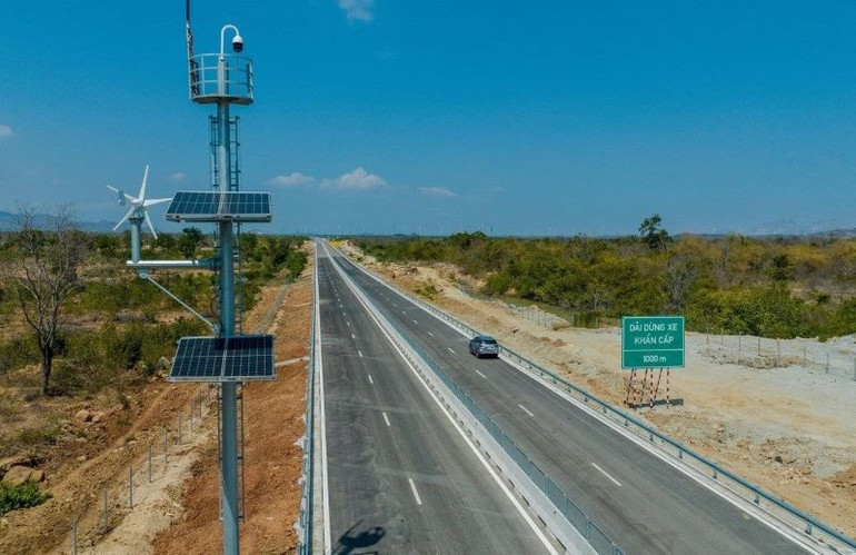 Đường cao tốc Cam Lâm-Vĩnh Hảo được đầu tư hệ thống ITS đồng bộ.