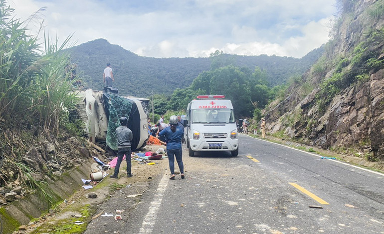 Các đơn vị chức năng khẩn trương cứu hộ, cứu nạn, đưa các nạn nhân đi cấp cứu.