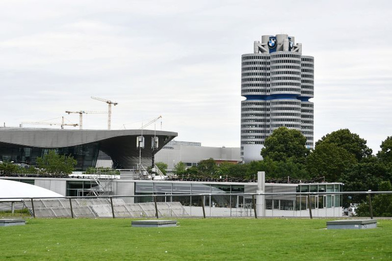 Trụ sở chính BMW là tòa nhà gồm 4 chóp mô phỏng bốn xi-lanh động cơ xe nổi bật, gắn logo BMW 4 phía.