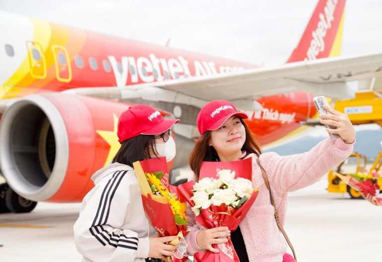 Những hành khách trong chuyến bay của Vietjet kết nối Hà Nội với Điện Biên dịp kỷ niệm 70 năm Chiến thắng Điện Biên Phủ. Những hành khách trong chuyến bay của Vietjet kết nối Hà Nội với Điện Biên dịp kỷ niệm 70 năm Chiến thắng Điện Biên Phủ.