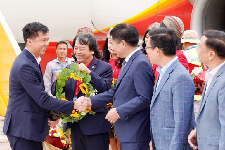 Đại diện lãnh đạo tỉnh Điện Biên và lãnh đạo hãng hàng không Vietjet chào đón những hành khách trên chuyến bay của hãng khai trương đường bay Hà Nội-Điện Biên, chào mừng kỷ niệm 70 năm Chiến thắng Điện Biên Phủ. Đại diện lãnh đạo tỉnh Điện Biên và lãnh đạo hãng hàng không Vietjet chào đón những hành khách trên chuyến bay của hãng khai trương đường bay Hà Nội-Điện Biên, chào mừng kỷ niệm 70 năm Chiến thắng Điện Biên Phủ.