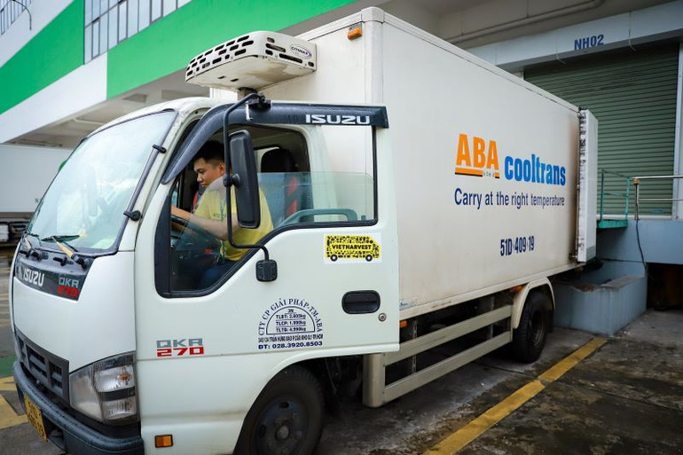 VietHarvest trao tặng Trung tâm Công tác xã hội giáo dục dạy nghề thiếu niên Thành phố Hồ Chí Minh những suất ăn của Vietnam Airlines.