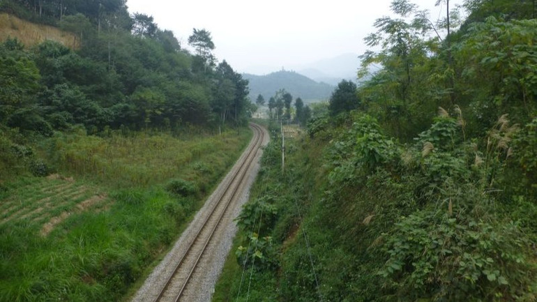 Tuyến đường sắt Lào Cai-Hà Nội-Hải Phòng hiện hữu khổ 1.000mm, khai thác đã lâu, hạ tầng xuống cấp, lạc hậu.