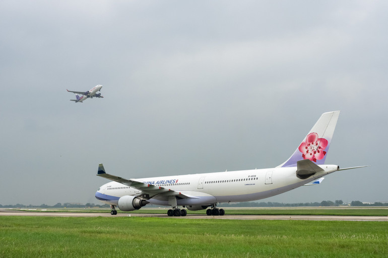 Máy bay của HK Express hạ cánh tại sân bay Nội Bài.