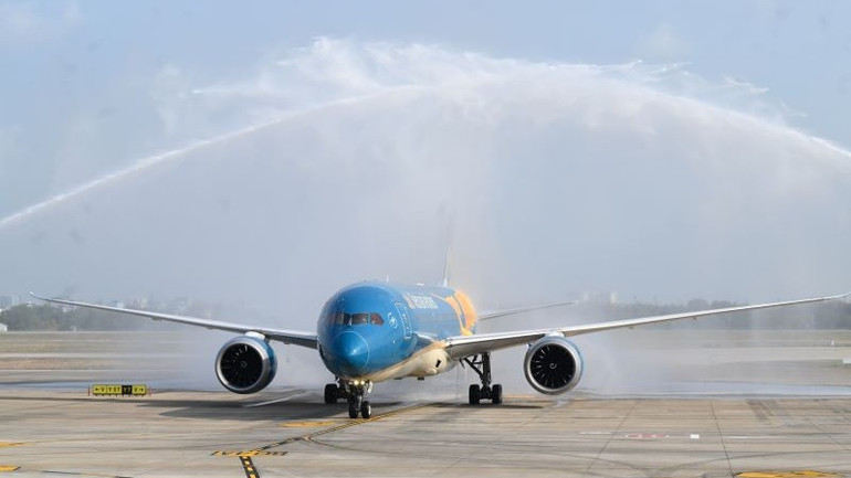 Máy bay được chào đón trang trọng bằng nghi thức phun vòi rồng, nghi thức truyền thống trong ngành hàng không.