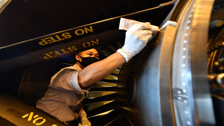 Cán bộ, kỹ sư Công ty VAECO sửa chữa, bảo dưỡng máy bay.