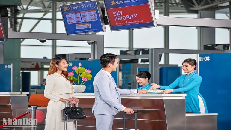 Hành khách mua vé, làm thủ tục hàng không.
