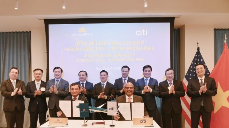 Việc thiết lập quan hệ hợp tác với các tổ chức tài chính hàng đầu thế giới, trong đó định chế tài chính Hoa Kỳ được đánh giá có vai trò rất quan trọng trong chiến lược phát triển dài hạn của Vietnam Airlines. Việc thiết lập quan hệ hợp tác với các tổ chức tài chính hàng đầu thế giới, trong đó định chế tài chính Hoa Kỳ được đánh giá có vai trò rất quan trọng trong chiến lược phát triển dài hạn của Vietnam Airlines.