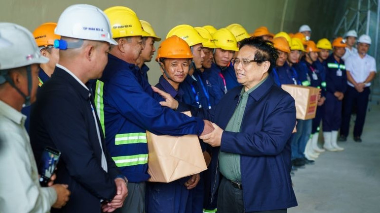 Thủ tướng Phạm Minh Chính thị sát dự án Quảng Ngãi-Hoài Nhơn những ngày đầu năm mới, khích lệ người lao động nỗ lực thi công.