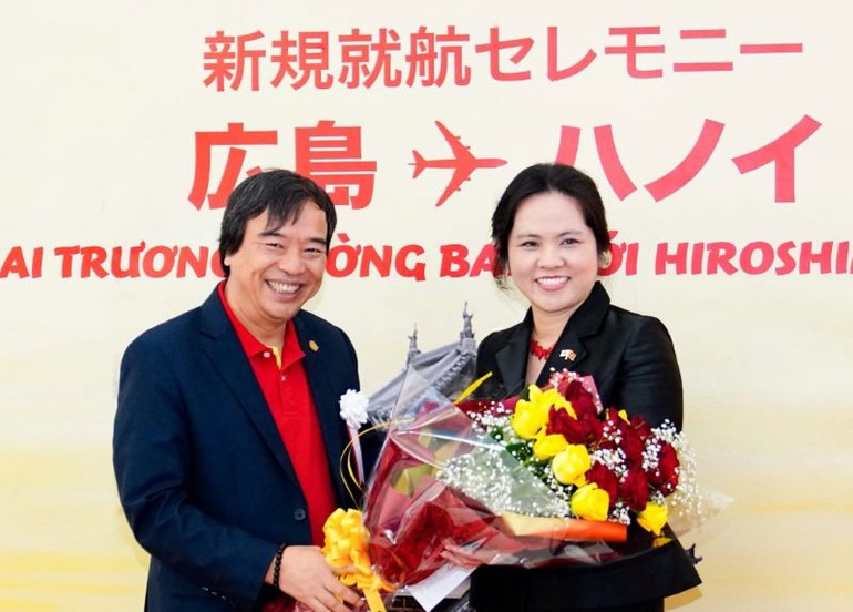 Đại diện các cơ quan chúc mừng đường bay mới của Vietjet.