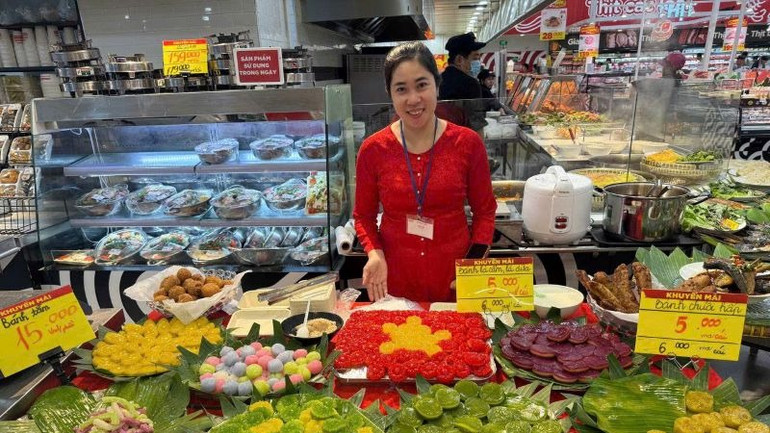 Các món ăn được trình bày theo hình dạng cờ Tổ quốc. Các món ăn được trình bày theo hình dạng cờ Tổ quốc.