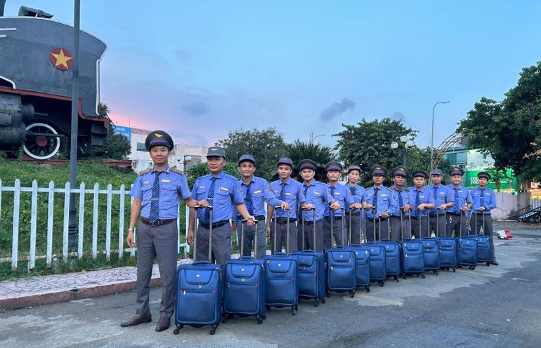 Trong thời gian qua, Đoàn tiếp viên Đường sắt Phương Nam đã liên tiếp trả lại nhiều tài sản có giá trị lớn cho hành khách đi tàu. Trong thời gian qua, Đoàn tiếp viên Đường sắt Phương Nam đã liên tiếp trả lại nhiều tài sản có giá trị lớn cho hành khách đi tàu.