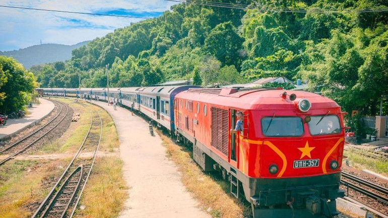 Vào tối ngày 29/4, tàu SE1 xuất phát từ ga Hà Nội và SE4 xuất phát từ ga Sài Gòn; lúc 12 giờ trưa ngày 30/4, cả hai đoàn tàu sẽ gặp nhau tại ga Đà Nẵng.