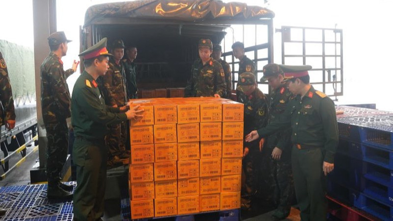 Ngay từ sáng sớm, xe chở hàng cứu trợ của các đơn vị thuộc Bộ Quốc phòng và Bộ Công an Việt Nam đã tập kết tại kho hàng của Vietnam Airlines ở Nội Bài, chuẩn bị cho việc xử lý và vận chuyển tiếp theo.