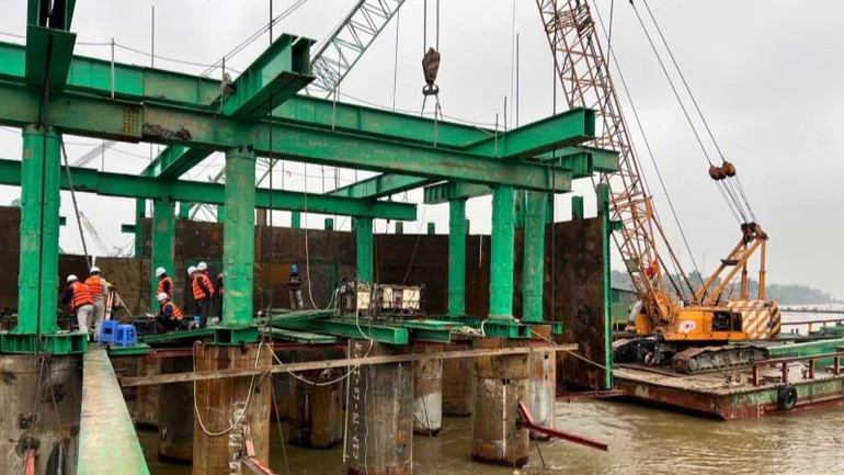 Các hạng mục thi công cầu Phong Châu đều bám sát so với tiến độ nhà thầu lập, riêng hạng mục cọc khoan nhồi dưới sông vượt tiến độ 9-10 ngày.