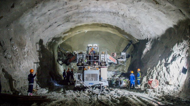 Thi công hầm đường bộ trên tuyến cao tốc bắc-nam.