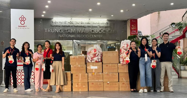 Cũng trong dịp này, các cán bộ, nhân viên Vietjet cũng đến thăm và dành tặng các bạn nhỏ tại Khoa Nhi Bệnh viện Huyết học và Truyền máu Trung ương những chiếc đèn lồng Amy cùng món quà Trung thu ấm áp, an lành.