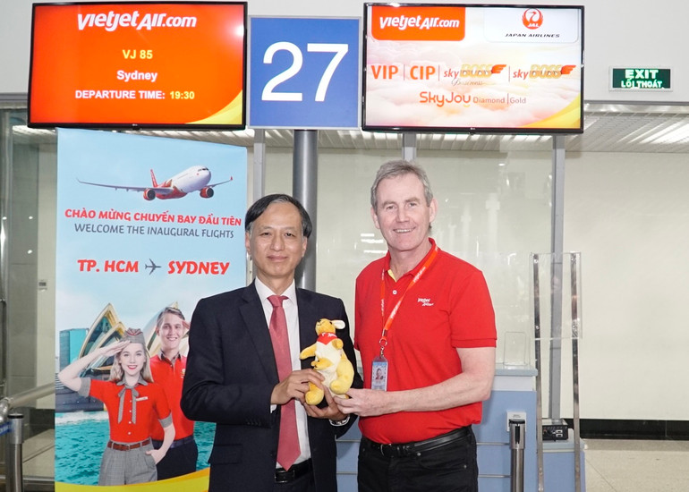 Đại sứ Việt Nam tại Australia Nguyễn Tất Thành và Phó Tổng giám đốc Vietjet Michael Hickey (áo đỏ) chào mừng chuyến bay đầu tiên. Đại sứ Việt Nam tại Australia Nguyễn Tất Thành và Phó Tổng giám đốc Vietjet Michael Hickey (áo đỏ) chào mừng chuyến bay đầu tiên.