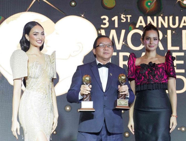 Phó Tổng Giám đốc Đỗ Xuân Quang đại diện Vietjet nhận 2 giải thưởng "Hãng hàng không dẫn đầu châu Á về trải nghiệm khách hàng" và "Hãng hàng không có chương trình khách hàng thân thiết dẫn đầu châu Á" tại World Travel Awards 2024.