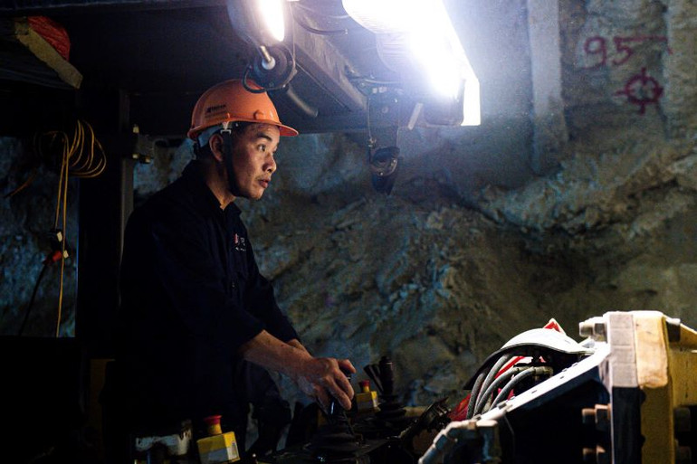 Kỹ sư, công nhân Tập đoàn Đèo Cả làm việc ngày đêm, hoàn thành nhiều hạng mục quan trọng và thông ống phải hầm số 3, một trong những hầm lớn nhất trên tuyến cao tốc bắc-nam cho đến thời điểm hiện tại. Kỹ sư, công nhân Tập đoàn Đèo Cả làm việc ngày đêm, hoàn thành nhiều hạng mục quan trọng và thông ống phải hầm số 3, một trong những hầm lớn nhất trên tuyến cao tốc bắc-nam cho đến thời điểm hiện tại.