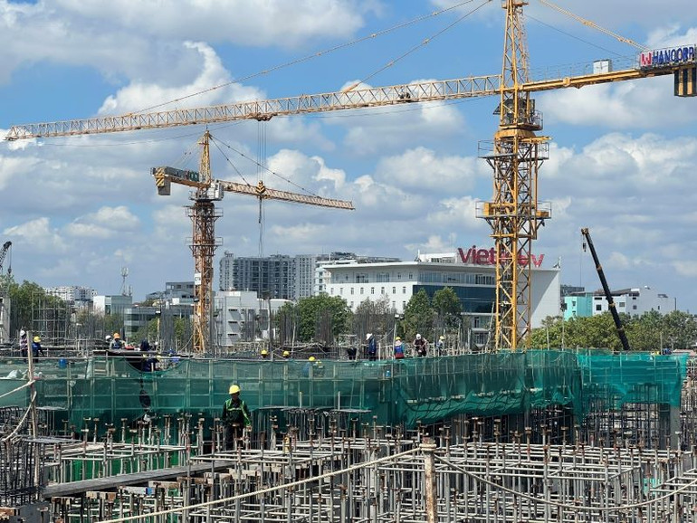 Hàng nghìn cán bộ, công nhân tất bật làm việc tại các công trường với tinh thần "xuyên lễ".