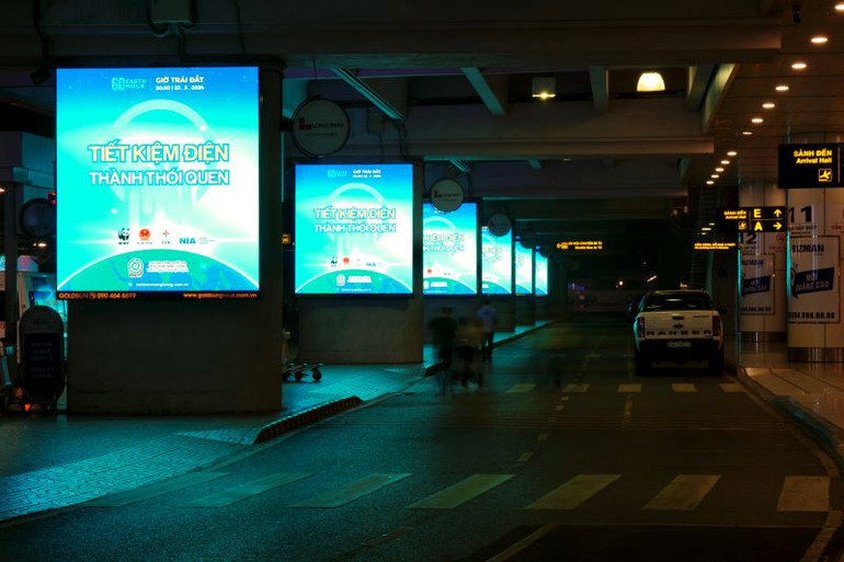 Những tấm poster về Giờ Trái đất nổi bật tại nhiều khu vực Nhà ga. Những tấm poster về Giờ Trái đất nổi bật tại nhiều khu vực Nhà ga.
