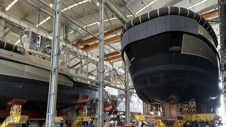 Công ty Đóng tàu Sông Cấm đóng tàu xuất khẩu.