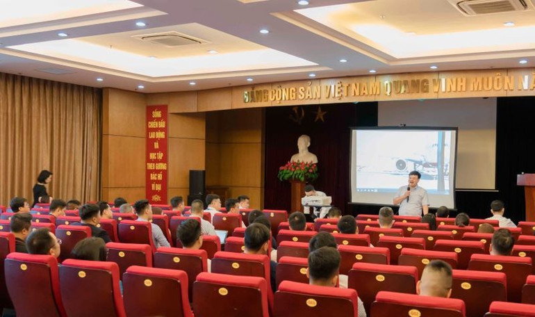 Ông Tô Tử Hà, Giám đốc Cảng Hàng không quốc tế Nội Bài phát biểu khai mạc Hội thảo đào tạo huấn luyện A-CDM. Ông Tô Tử Hà, Giám đốc Cảng Hàng không quốc tế Nội Bài phát biểu khai mạc Hội thảo đào tạo huấn luyện A-CDM.