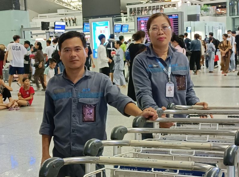 Hình ảnh chị Thúy và đồng nghiệp đang làm nhiệm tại nhà ga T2 sân bay Nội Bài tối 28/9.